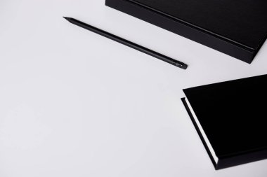 siyah sert kapak defter kalem üzerinde beyaz masa üstü ile yakın çekim çekim