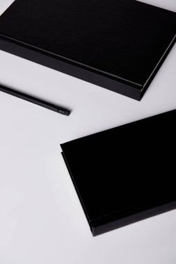 yakın çekim siyah Notebook mockup için beyaz masa üzerinde kalem ile vurdu