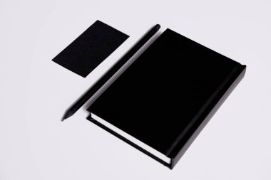 siyah defter ile kalem ve kartvizit izometrik görünümü mockup için beyaz yüzeyi