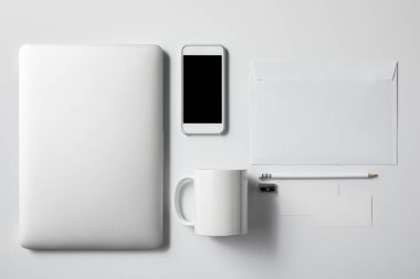 üstten görünüm smartphone, kupa ve office ile dizüstü mockup için beyaz masa üstü malzemeleri