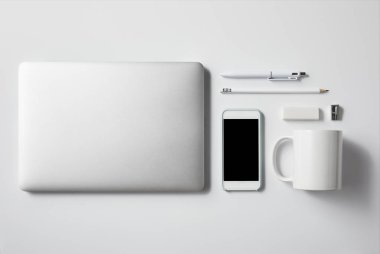 üstten görünüm smartphone ve office ile dizüstü mockup için beyaz masa üstü malzemeleri