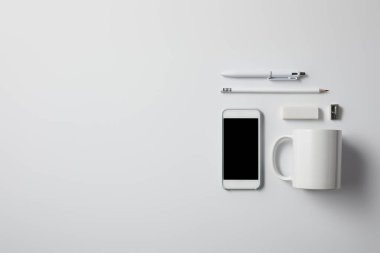 çeşitli malzemeleri ve Kupası sahip üstten görünüm mockup için beyaz yüzeyi