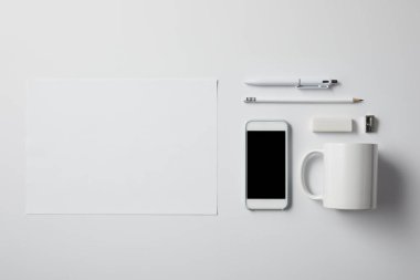 çeşitli malzeme ve boş kağıt sahip üstten görünüm mockup için beyaz masa üzerinde