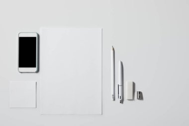 smartphone çeşitli malzemeleri ile üstten görünüm mockup için beyaz masa üzerinde