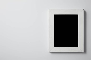 Beyaz ahşap çerçeve ile boş yazı tahtası beyaz yüzeyi mockup için yukarıdan