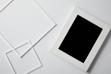 mockup için beyaz yüzey üzerinde boş yazı tahtası ile kare kare üstten görünüm