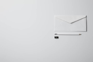 zarf ve kalemtıraş kalem ile üstten görünüm mockup için beyaz yüzeyi