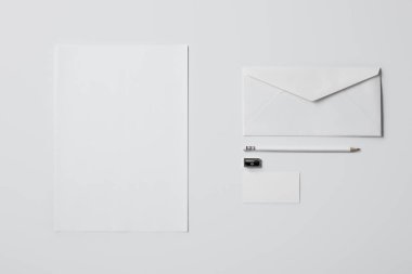 iş mockup kağıt kaynakları ve kalem ile üstten görünüm mockup için beyaz yüzeyi