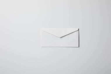 boş zarf üstten görünüm mockup için beyaz yüzeyi