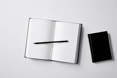 siyah defter kalem ile üstten görünüm mockup için beyaz yüzeyi