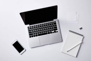 işyeri dizüstü bilgisayar ve smartphone üstten görünüm mockup için beyaz masa üzerinde