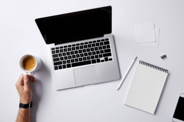 bir kahve fincanı mockup için beyaz yüzey olarak erzakla işyerinde katlama adam kırpılmış atış