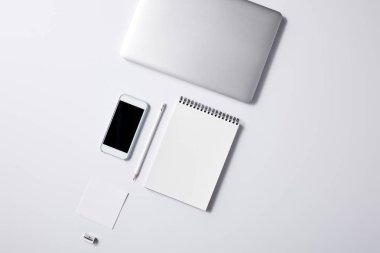 üst beyaz yüzey üzerinde çeşitli iş çalışma alanı nesneleri mockup için düzenlenmiş.
