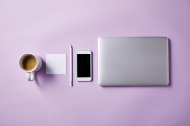 pembe masa üstü satırda mockup için düzenlenen çeşitli iş işyeri nesnelerin üstten görünüm