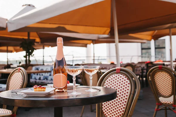 Flaska Champagne Två Glas Och Läckra Desserter Bord Utomhus Café — Stockfoto