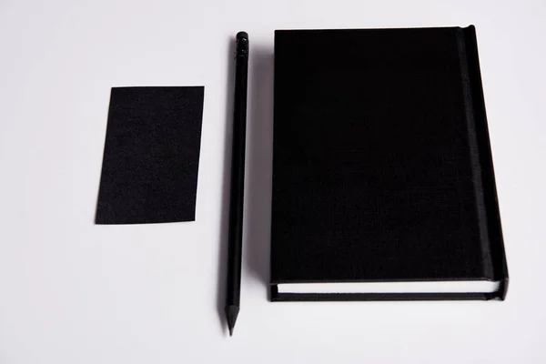 Primer Plano Cuaderno Negro Con Lápiz Tarjeta Visita Blanco Superficie — Foto de Stock