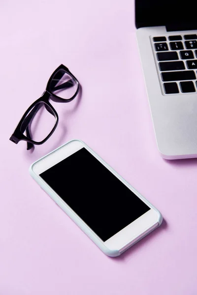 Close Shot Smartphone Eyeglasses Laptop Workplace Pink Surface — Stock Photo, Image