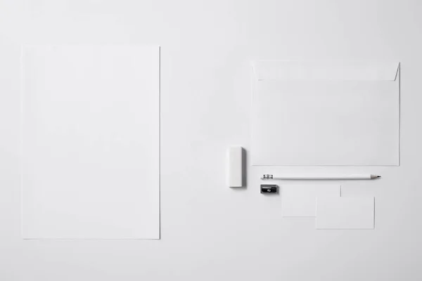Mockup Için Beyaz Yüzeyinde Çeşitli Nesneleri Kağıt Silgi Kalemtıraş Kalem — Stok fotoğraf