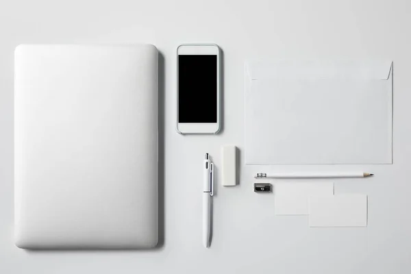Верхний Вид Ноутбука Смартфоном Офисными Принадлежностями Белом Столе Макета — стоковое фото