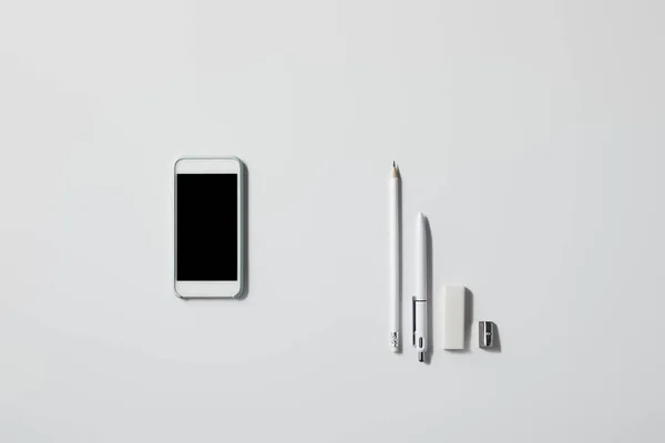 Vista Superior Smartphone Com Vários Suprimentos Linha Mesa Branca Para — Fotografia de Stock