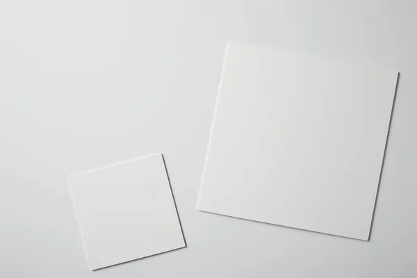 Vista Superior Papéis Quadrados Superfície Branca — Fotografia de Stock