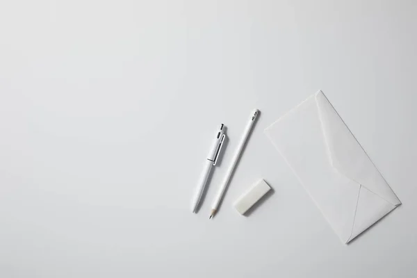Widok Góry Koperty Długopis Ołówek Białej Powierzchni Dla Makieta — Zdjęcie stockowe