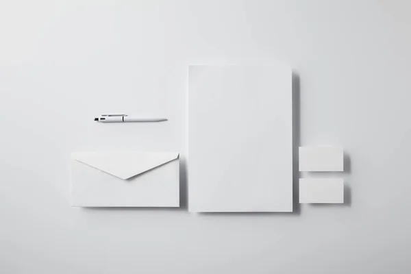 Vista Superior Del Sobre Capas Con Bolígrafo Papel Blanco Tarjetas — Foto de Stock