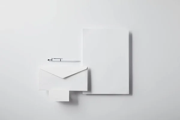 Vista Superior Envelope Camadas Com Caneta Papel Branco Cartão Visita — Fotografia de Stock