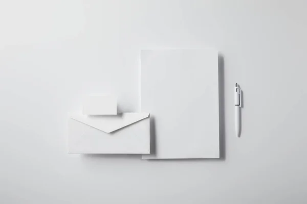 Bovenaanzicht Van Gearrangeerde Envelop Met Pen Papier Visitekaartje Wit Tafelblad — Stockfoto