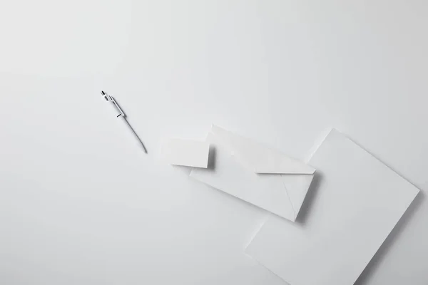 Bovenaanzicht Van Gearrangeerde Envelop Met Pen Papier Visitekaartje Witte Ondergrond — Stockfoto