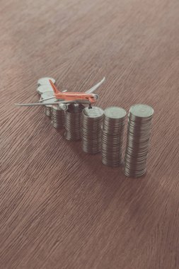 ahşap masa, kavram kaydetme sikkelerinde yığınları oyuncak uçak
