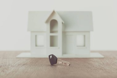 anahtar ve masa üstü, kavramı kaydetmek üzerinde küçük ahşap ev