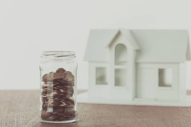 kavanoz ve kavram kaydetme tablo üzerinde küçük ahşap ev