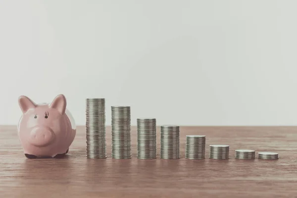 Pequeno Banco Porquinho Pilhas Moedas Mesa Madeira Economizando Conceito — Fotografia de Stock