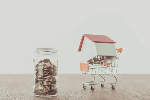 Pequena Casa Madeira Carrinho Supermercado Frasco Moedas Mesa Madeira Conceito — Fotografia de Stock