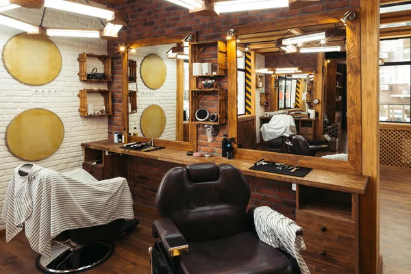 Cadeiras Vazias Refletidas Espelhos Barbearia Moderna — Fotografia de Stock