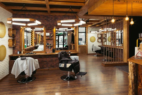 Moderno Elegante Barbería Vacía Interior Con Espejos — Foto de Stock