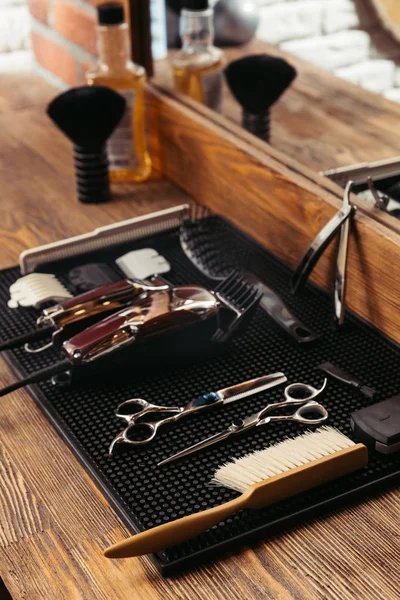 Set Verschiedener Professioneller Friseurwerkzeuge Und Spiegel Friseurladen — Stockfoto