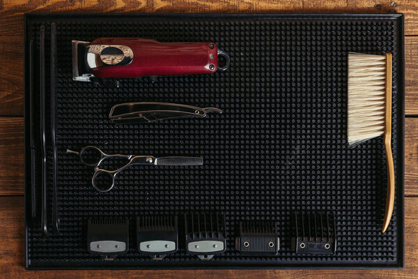 верхний вид набора профессиональных инструментов парикмахера в парикмахерской
 