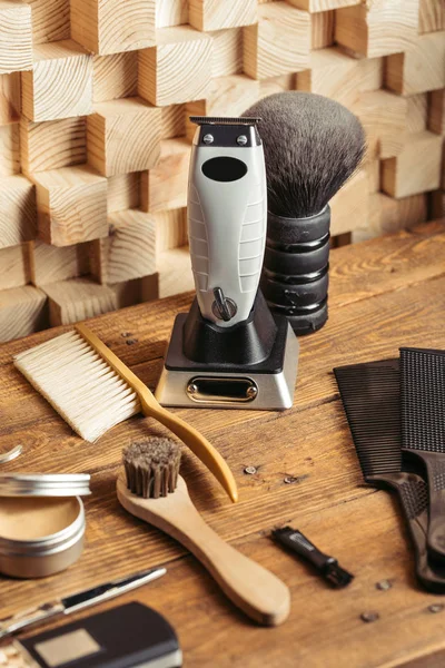 理发店木制货架上一套专业理发师工具的特写镜头 — 图库照片
