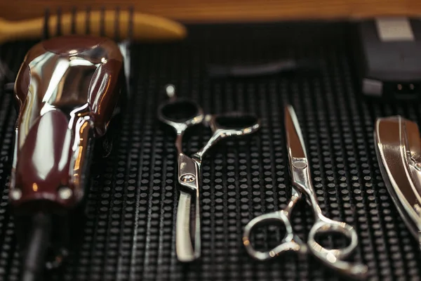 理发店专业剪刀和电动剪的特写视图 — 图库照片