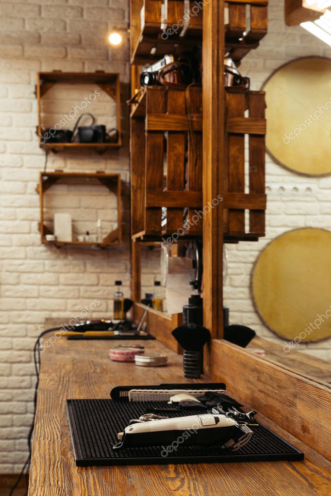 Strumenti Barbiere Professionali Mensola Specchio Legno Presso Moderno  Barbiere - Foto Stock: Foto, Immagini © AntonMatyukha 204532300
