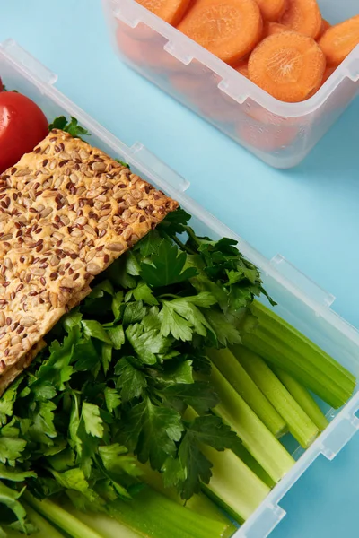 Close Van Regeling Van Voedselcontainers Met Verse Groenten Cookies Geïsoleerd — Stockfoto