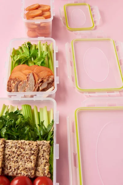 Nahaufnahme Von Gesunden Frischen Lebensmitteln Lebensmittelcontainern Auf Rosa Hintergrund Angeordnet — Stockfoto