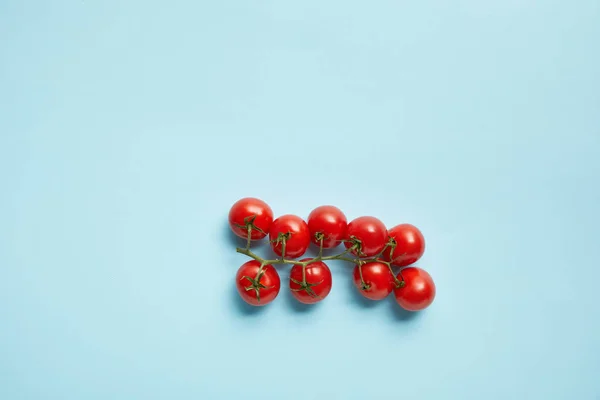 Pohled Shora Čerstvých Cherry Rajčat Izolované Modré — Stock fotografie
