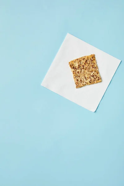 Draufsicht Auf Keks Mit Samen Auf Serviette Isoliert Auf Blau — kostenloses Stockfoto