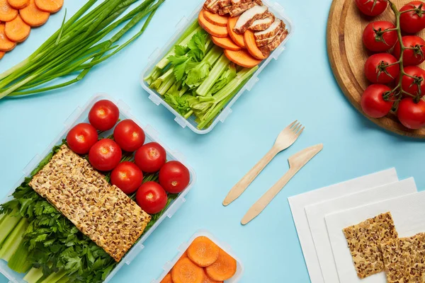 Leigos Planos Com Composição Alimentar Saudável Isolado Azul — Fotografia de Stock