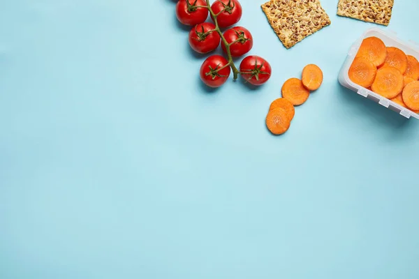 Vista Superior Arranjo Recipiente Alimentos Com Fatias Cenoura Fresca Tomates — Fotografia de Stock