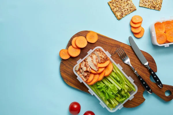 Leigos Planos Com Talheres Composição Alimentos Saudáveis Isolados Azul — Fotografia de Stock