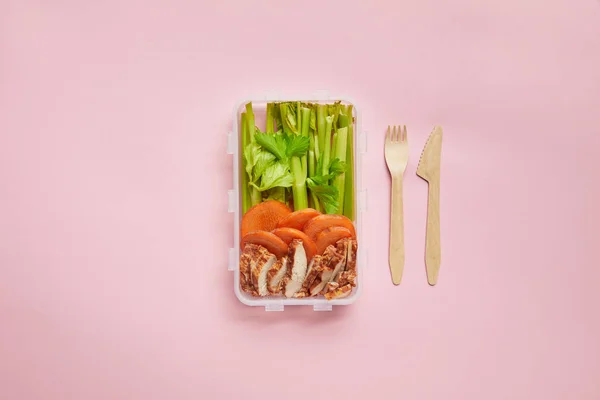 Płaskie Lay Zdrowej Żywności Ułożone Pojemnik Żywność Sztućce Różowym Tle — Zdjęcie stockowe